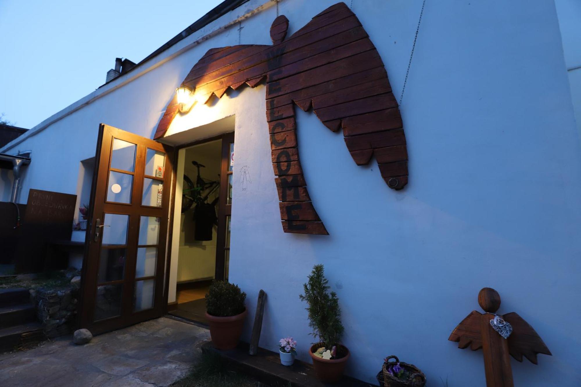 Bike Bistro A Penzion U Vsech Andelu Nove Mesto pod Smrkem Exterior foto